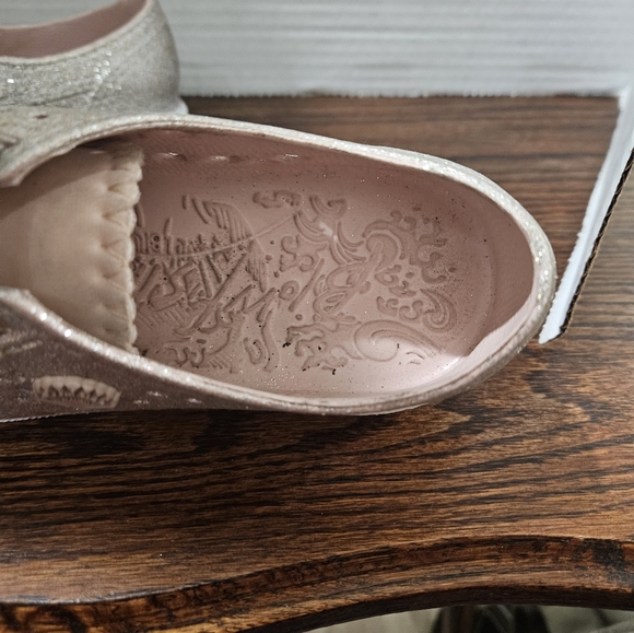 Blowish. Girls size 1. Rubber shoes. Gold sparkles. (C) - Picture 5 of 7